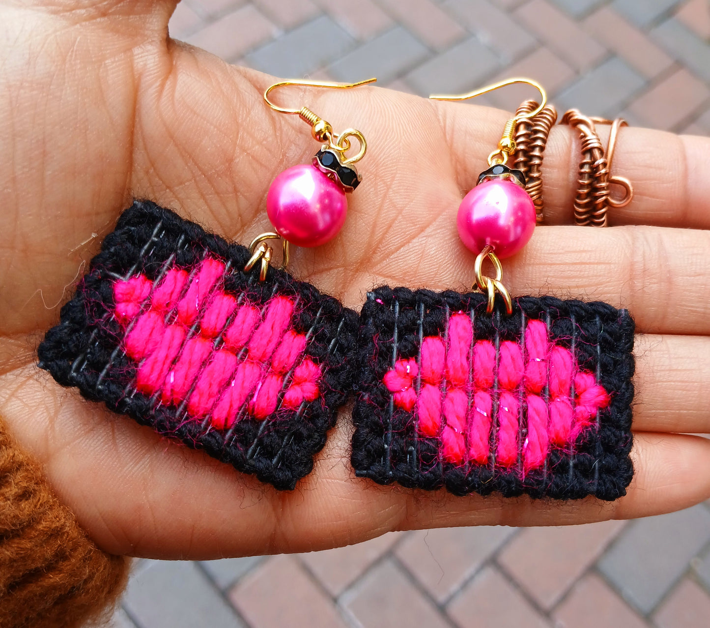 Yarn Earrings-Small Lips ๐