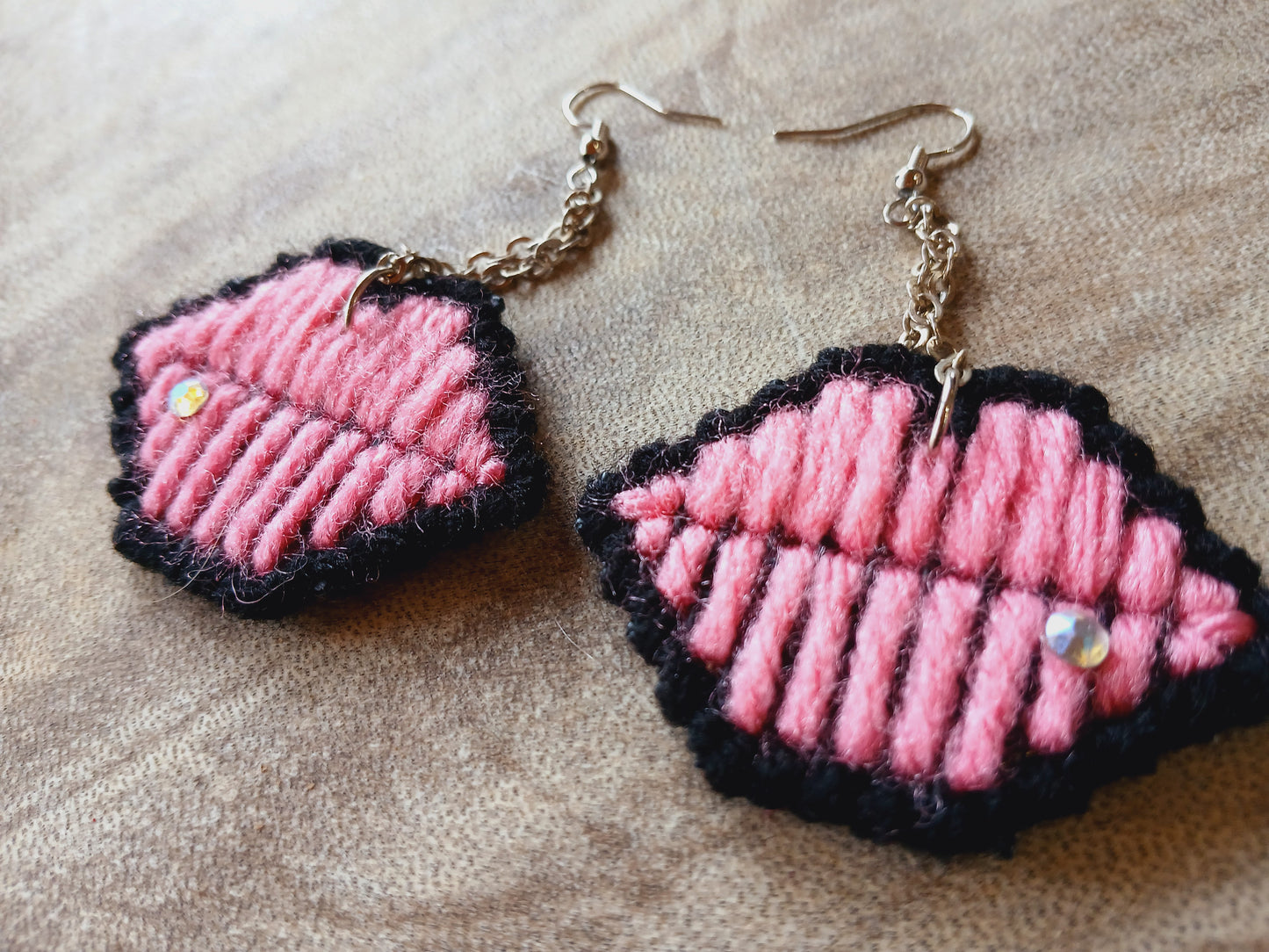 Yarn Earrings-Large Lips π