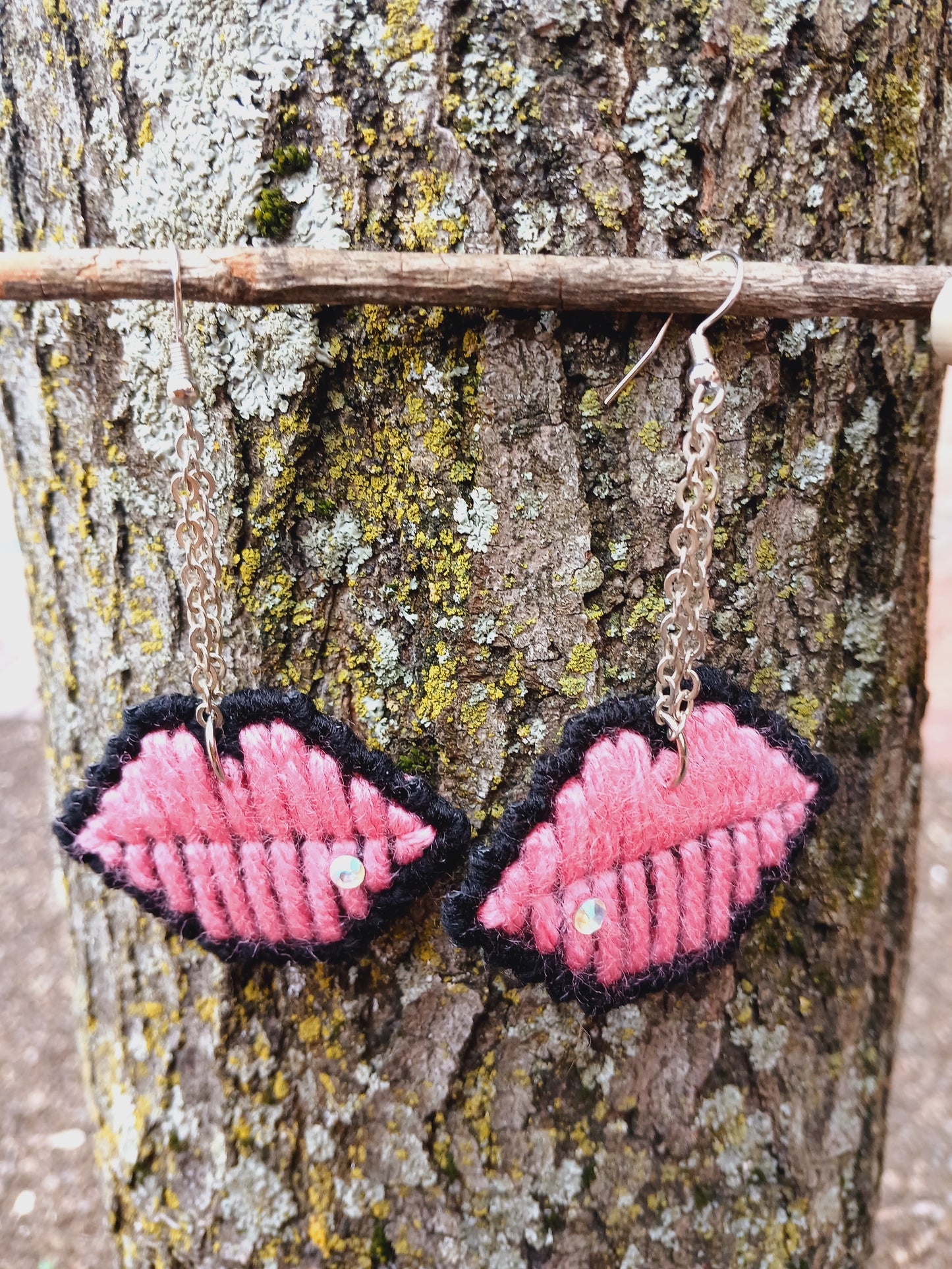Yarn Earrings-Large Lips π